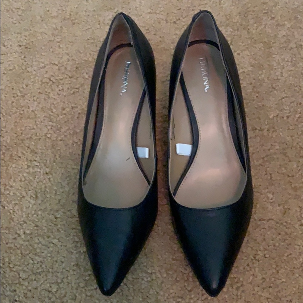 Black low pumps